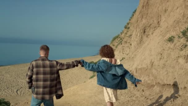 Beautiful Couple Holding Hands Walking Sandy Sea Shore Happy Young — 图库视频影像