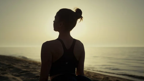 Sportowa Dziewczyna Trening Jogi Piaszczystej Plaży Oświetlony Miękki Zachód Słońca — Zdjęcie stockowe