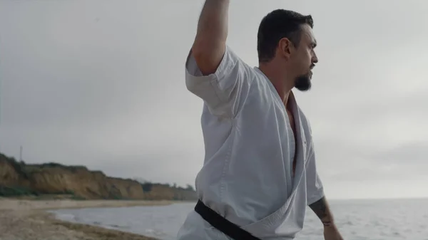 Γενειοφόρος Άνθρωπος Kungfu Εξάσκηση Πολεμικές Τέχνες Στην Αμμώδη Παραλία Θολό — Φωτογραφία Αρχείου