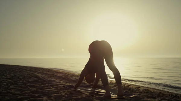 Silhouette Sportowa Kobieta Jogi Ćwiczenia Piaszczystej Plaży Spokojny Wieczór Sportowiec — Zdjęcie stockowe