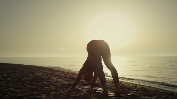 Silhouette Mujer Yoga Deportivo Haciendo Ejercicio Playa Arena Noche Tranquila —  Fotos de Stock