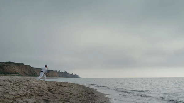 Profesjonalny Trening Karate Piaszczystej Plaży Letni Poranek Sportowy Sportowiec Ćwiczący — Zdjęcie stockowe