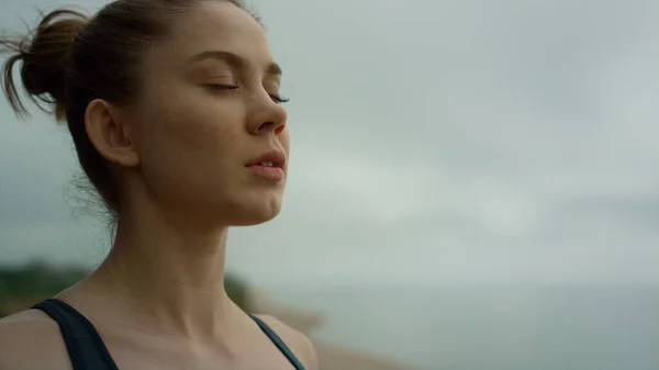 Yogi Woman Making Deep Breath Meditating Beach Cloudy Morning Close — Stock Fotó