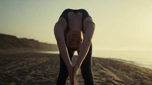 Seksowna Dziewczyna Ćwicząca Jogę Piaszczystej Plaży Bliska Yogi Kobieta Szkolenia — Zdjęcie stockowe