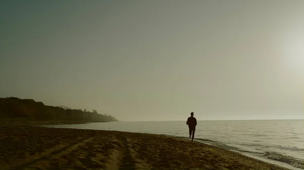 Sylwetka Jogger Kobieta Trening Piaszczystej Plaży Spokojny Wieczór Piękny Widok — Zdjęcie stockowe