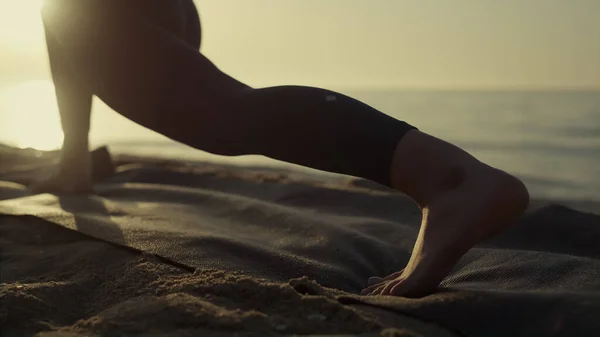 Nieznane Gołe Kobiece Nogi Rozciągające Się Piaszczystej Plaży Sportowa Dziewczyna — Zdjęcie stockowe