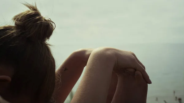 女人靠在近岸的海滩上练习瑜伽时弯腰驼背 难以辨认的柔韧女孩在自然清晨的时间里伸展着身子坐着 健美的女士做体操 — 图库照片