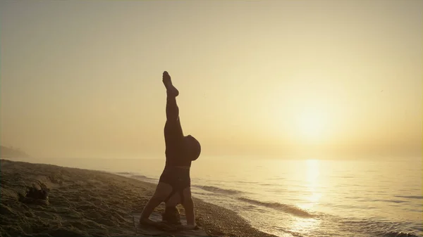Vackra Flicka Träningsgarn Stående Huvudet Sommarkväll Sportig Kvinna Utövar Yoga — Stockfoto