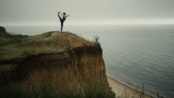 Flexible Sporty Woman Stretching Holding Leg High Beach Hill Slim — Zdjęcie stockowe