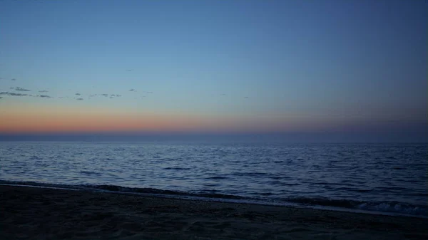 Schöne Aussicht Auf Den Leeren Strand Spülte Ruhige Meereswellen Abend — Stockfoto