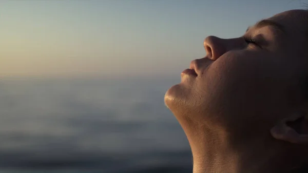 女运动员把头抬起来 伸出脖子 伸出特写镜头外 在日落的阳光下运动瑜伽的女人 迷人的女士在户外闭着眼睛沉思 健康的大自然运动概念 — 图库照片