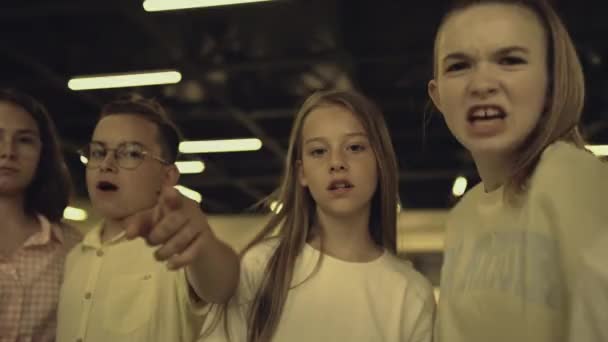 Wütende Teenager Schreien Konfliktopfer Blick Auf Den Aggressiven Gesichtsausdruck Nahaufnahme — Stockvideo