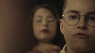 Çeşitli yüzler, mağdurlara sataşan zorbalarla karşı karşıya. Agresif öğrenciler okuldan dışlanmış sınıf arkadaşlarına saygısızlık ederler. Öğrencilerle alay eden çocuklar. Zalim davranış konsepti