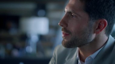 Seksi patron dinlenme restoranını kapatıyor. Başarılı bir girişimcinin portresi pahalı lüks bir kafede vakit geçiriyor. Zengin kendine güvenen lider otel odasındaki atmosferin tadını çıkarıyor. Ceo işten sonra dinleniyor