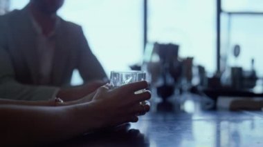 Romantik çift, kafeye yakın bir yerde kokteyl veriyor. Bilinmeyen meslektaşlar lüks bir restorandaki gurme yemeğinde viskiyle rahatlar. Lüks panoramik vitrinlerde içki içen insanlar. İş görüşmesi