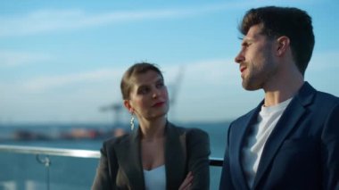 Altın Güneş Işığı 'nda kendine güveni tam bir ortak. İş ekibi deniz manzaralı rüzgarlı balkonda dinleniyor. Başarılı bir yönetici dışarıda yakışıklı bir yöneticiyle tanışır. Şirket profesyonelleri konsepti