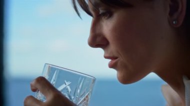 Depresyonda olan kadının elinde içki bardağı var. Ofisteki sinirli iş kadını, ailevi sorunların içecekle çözüldüğünü düşünüyor. Stresli menajer serbest çalışıyor. Zor bir günün ardından rahatlıyor. Kişi krizi konsepti
