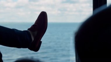 Deniz manzaralı lüks bir otelde tanınmayan yönetmen bacağı. Bilinmeyen zengin işadamı denize yakından bakıyor. Erkek patron ayakkabıları panoramik pencere odasında okyanusun tadını çıkarıyor. İş adamları yaşam tarzı kavramı