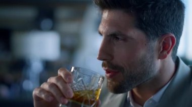 Restoranda viski içen bir portre işadamı. Lider otel odasındaki dinlenme odasında bir bardak viskiyle gülüyor. Başarılı patron pahalı alkollü lüks bir yerde vakit geçiriyor.