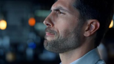 Ofiste başarılı bir yönetici iş planlaması yapmayı düşünüyor. Dalgın tıraşsız iş adamı mesafesi gelecekte vereceğin kararları sorun portresi olarak düşün. Erkek profesyonel portre konsepti 