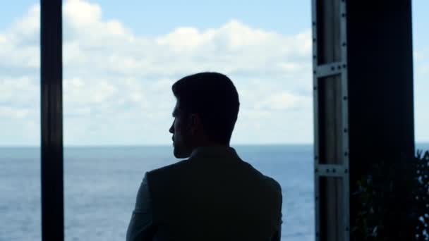 Бізнесмен Силует Дивиться Море Великого Вікна Зворотний Вид Боса Лідера — стокове відео