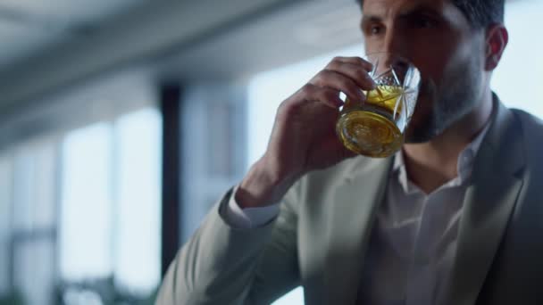 Lider Pijący Whisky Restauracji Przystojny Pan Portret Degustacja Napojów Nieznanym — Wideo stockowe