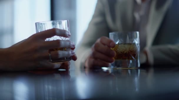 Obchodní Partneři Ruce Pití Whisky Restauraci Detailní Neznámí Kolegové Tráví — Stock video