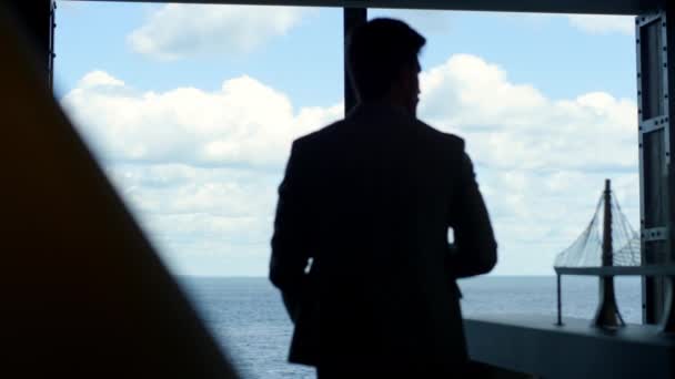 Człowiek Sylwetka Korzystających Przerwy Sali Konferencyjnej Spokojny Piękny Widok Morze — Wideo stockowe