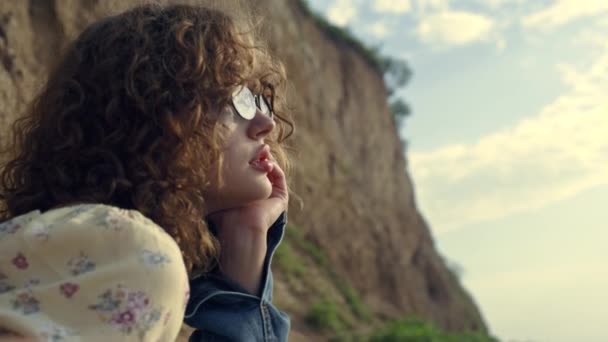 Zasněný Módní Portrét Ženy Jak Sedí Sama Nosí Sluneční Brýle — Stock video