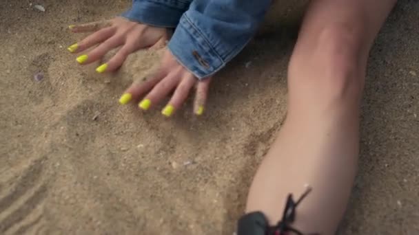 Невідома Молода Дівчина Змальовує Лінії Пляжному Піску Крупним Планом Радісна — стокове відео
