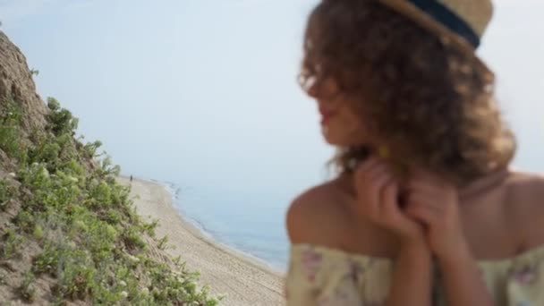 Portrait Dreamy Gorgeous Girl Watching Sunny Landscape Beautiful Seashore Attractive — Stockvideo