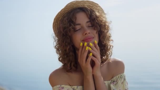 Seductive Woman Closed Eyes Enjoy Sunlight Beautiful Seacoast Close Portrait – stockvideo