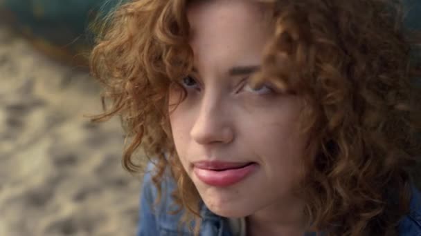 Грайлива Молода Жінка Дме Локони Від Обличчя Сидить Пляжі Біля — стокове відео