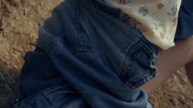 Havalı seksi kadın deniz kıyısında güneş gözlüğü takarak rahatlıyor. Güneşli bir gecede kum tepesinin yakınında yalnız oturan rüya gibi çekici kız. Kıvırcık, çekici kadın boş sahilde yumuşak güneş ışığının tadını çıkarıyor..