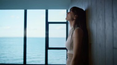 Depresyondaki kadın duvardan kayıyor. Şirket ofisinde duygusal çöküntü. Stresli iş kadını mali sorunları tek başına çözmeyi düşünüyor. Yorgun yönetici serbest çalışan zihinsel yorgunluk çekiyor..