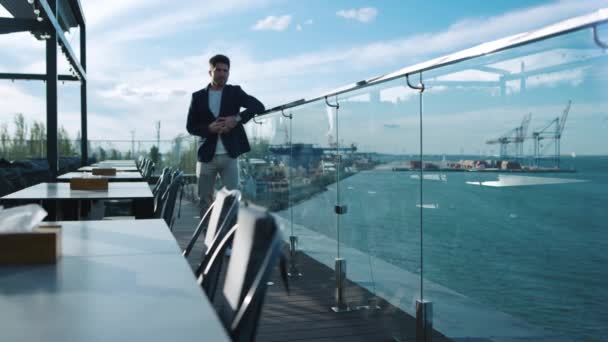 Beau Homme Marchant Terrasse Avec Vue Sur Mer Réussite Client — Video