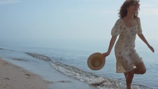 Slim Happy Girl Running Ocean Water Holding Straw Hat Summer — Wideo stockowe