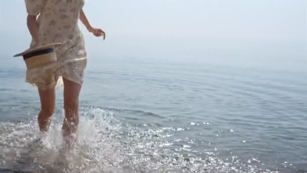 Unknown Carefree Lady Running Sea Waves Summer Holiday Closeup Slim — Αρχείο Βίντεο