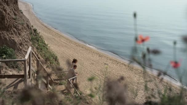 Неспокійні Коханці Спостерігають Дивовижний Морський Пейзаж Стоячи Сходами Піщаний Пляж — стокове відео