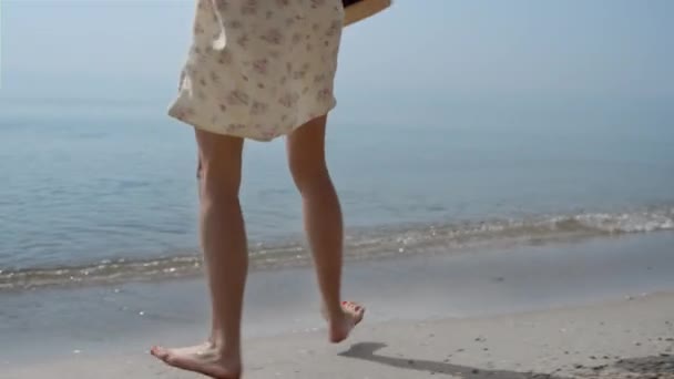 Mulher Encaracolada Feliz Girando Saltando Praia Areia Molhada Menina Alegre — Vídeo de Stock