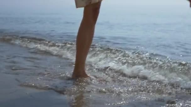 Alegre Mujer Descalza Salpicando Agua Del Océano Por Las Piernas — Vídeo de stock