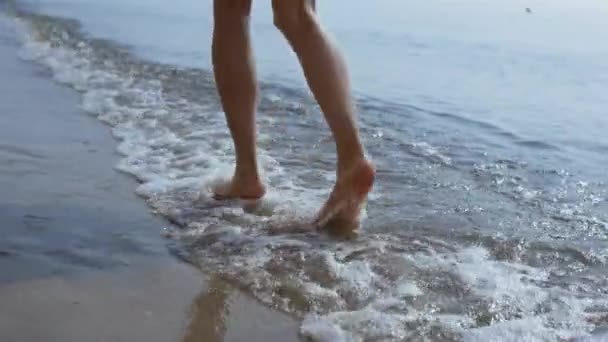Γυμνά Γυναικεία Πόδια Που Πηδάνε Κύματα Της Θάλασσας Από Κοντά — Αρχείο Βίντεο