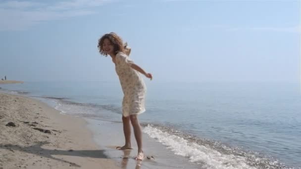 Сережа Улыбается Веселится Пляжный Летний День Привлекательная Смеющаяся Женщина Вращающаяся — стоковое видео