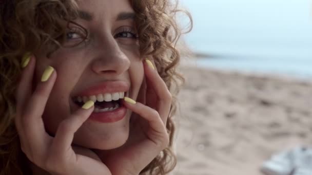Closeup Pretty Woman Face Laughing Camera Front Beautiful Sea Waves — Vídeos de Stock