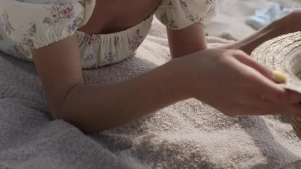 Fröhliche Junge Frau Mit Strohhut Auf Dem Kopf Strand Liegend — Stockvideo