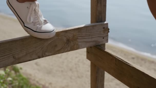 View Attractive Woman Legs Wearing White Sneakers Front Sunny Seascape — Wideo stockowe