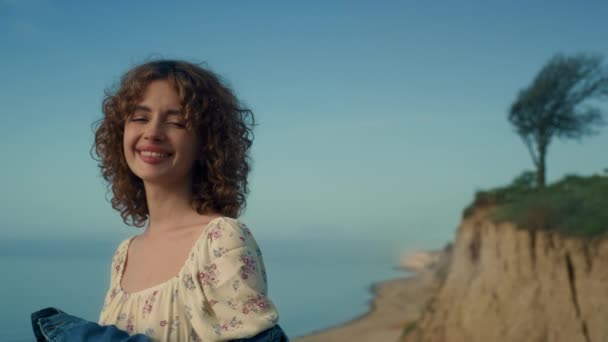 Güzel Sahilde Gülümseyen Mutlu Genç Bayanın Portresi Çekici Kıvırcık Kız — Stok video