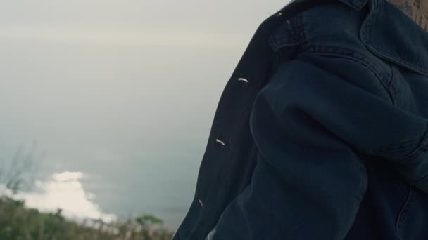 Чарівна Жінка Позує Морському Пляжі Джинсовій Куртці Чудова Молода Дівчина — стокове відео