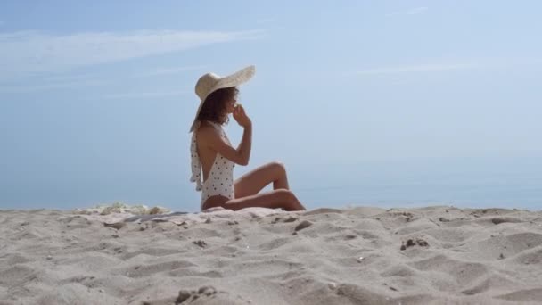 Сексуальная Самоуверенная Леди Сидящая Песке Перед Голубым Безоблачным Небом Широкой — стоковое видео