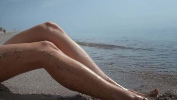 Hot Tanned Woman Legs Smeared Wet Beach Sand Sunlight Closeup — Stockvideo